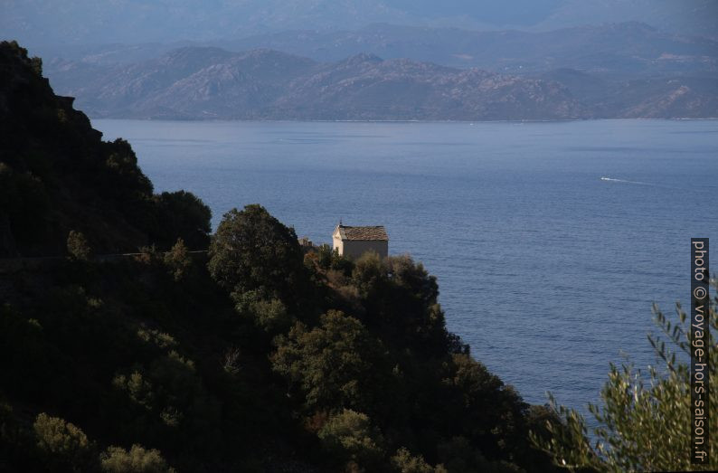 Chapelle mortuaire au sud de Nonza. Photo © André M. Winter