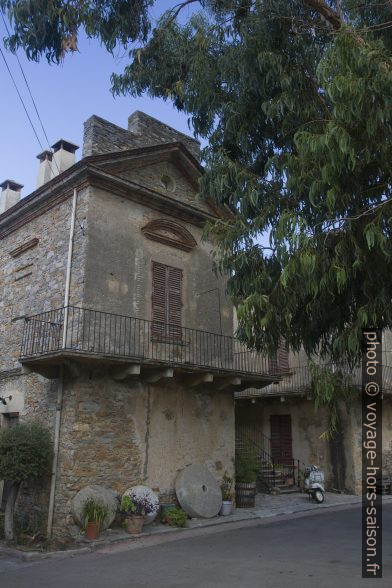 Une aile de la ferme-château à Patrimonio. Photo © Alex Medwedeff