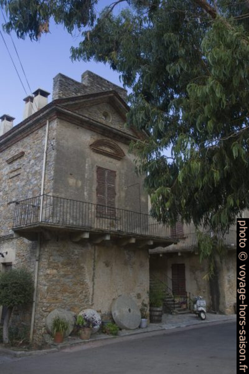 Une aile de la ferme-château à Patrimonio. Photo © Alex Medwedeff