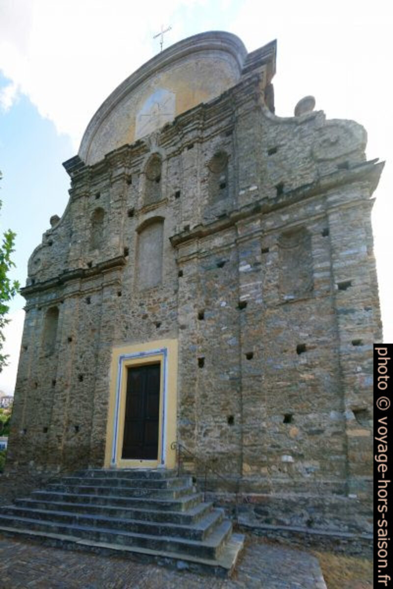 Façade principale de l'Église San Martinu. Photo © André M. Winter