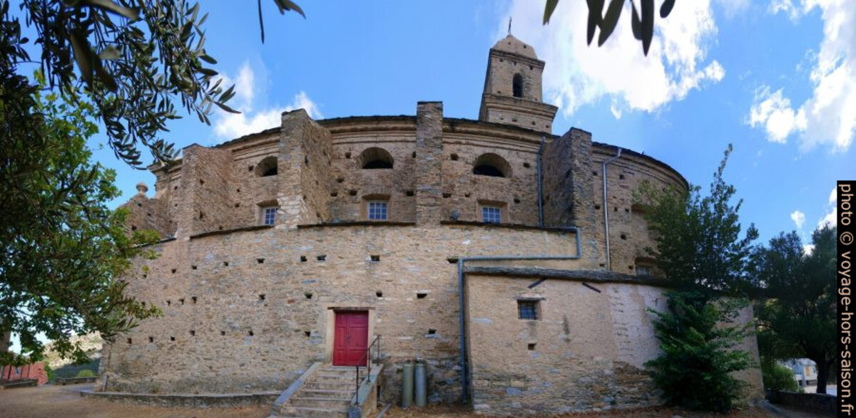 Côté latéral sud de l'Église San Martinu. Photo © André M. Winter