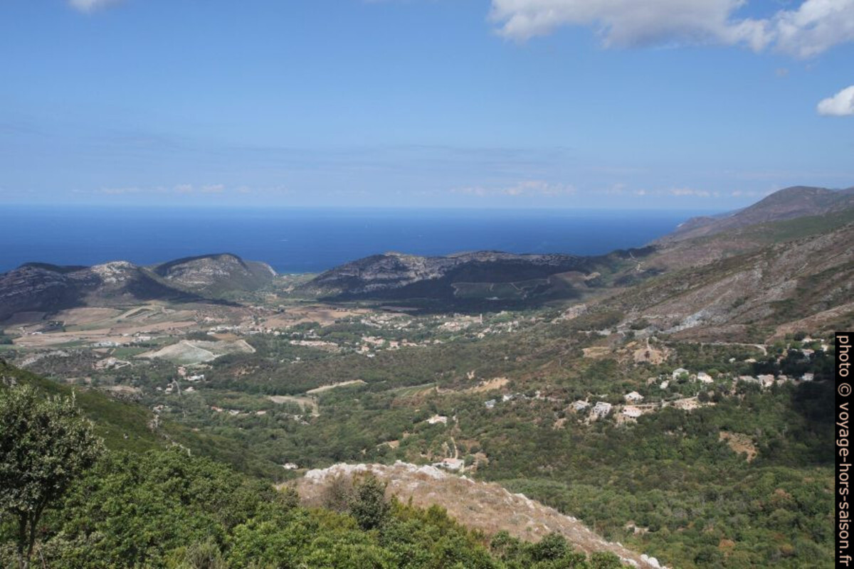 Vue par dessus Patrimonio vers la mer. Photo © Alex Medwedeff