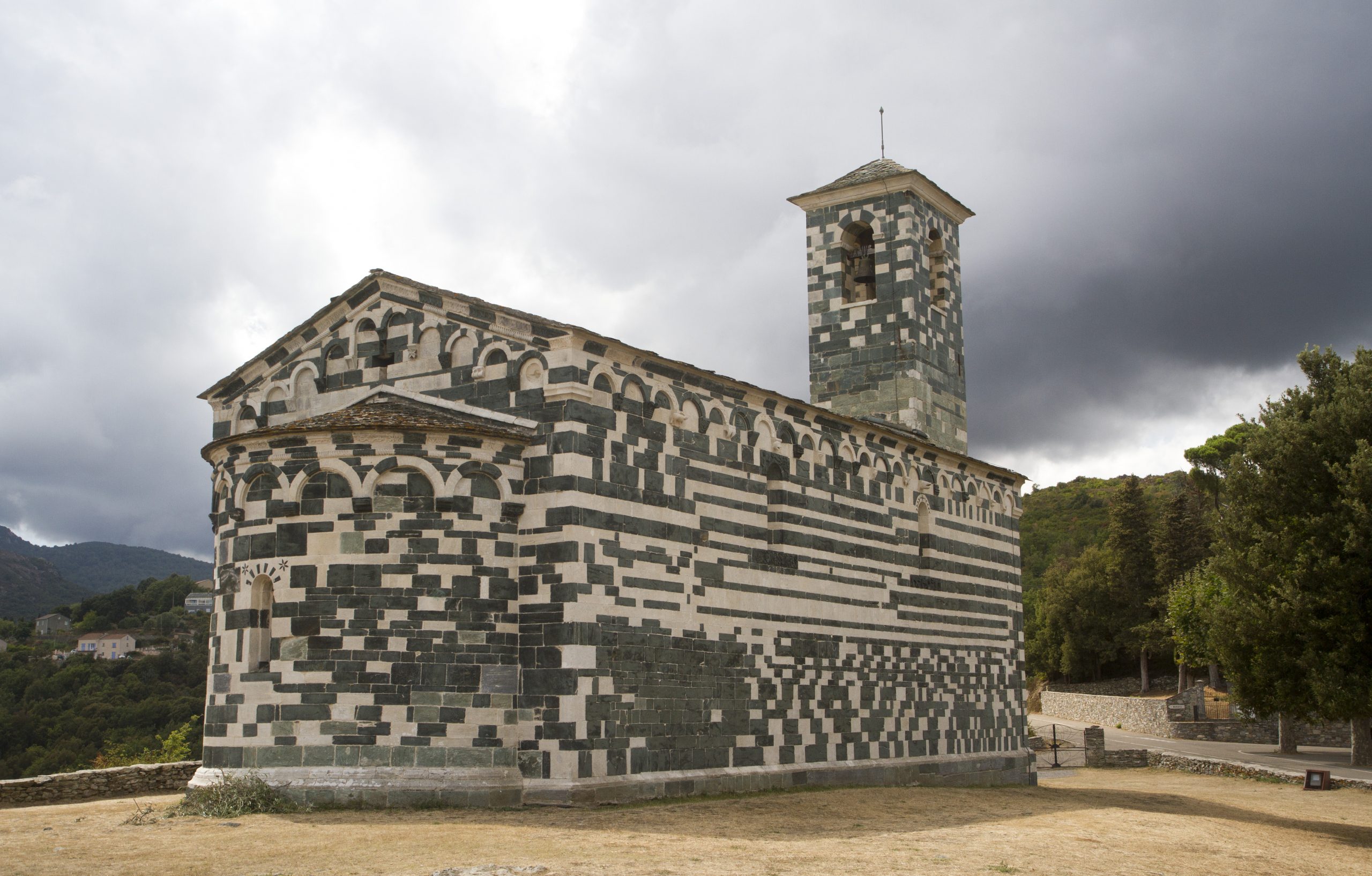 Église Saint-Michel de Murato. Photo © Alex Medwedeff
