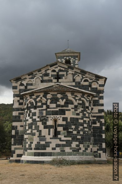 Abside semi-circulaire de l'église San Michele de Murato. Photo © Alex Medwedeff