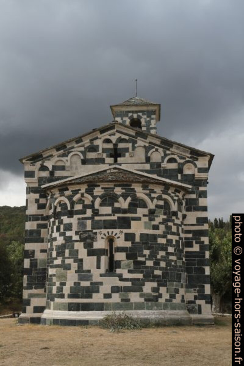 Abside semi-circulaire de l'église San Michele de Murato. Photo © Alex Medwedeff