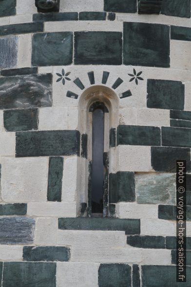 Fenêtre-meurtrière de l'abside de l'église Saint-Michel de Murato. Photo © Alex Medwedeff