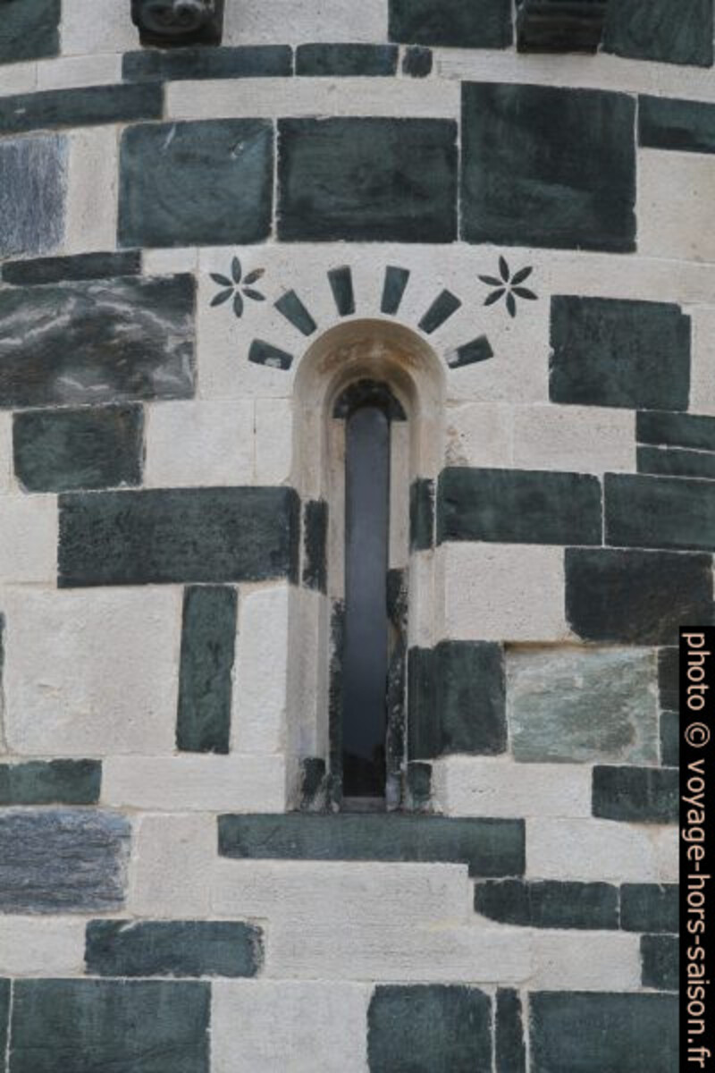 Fenêtre-meurtrière de l'abside de l'église Saint-Michel de Murato. Photo © Alex Medwedeff