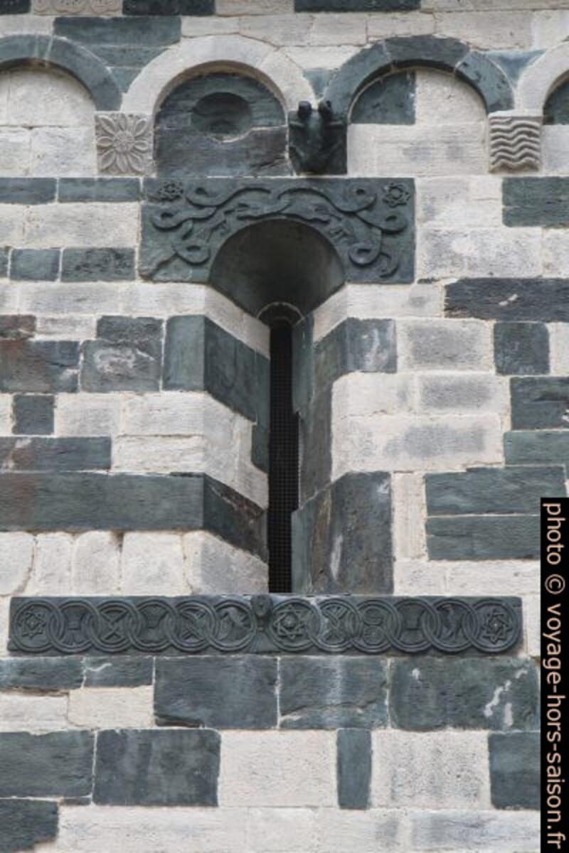 Fenêtre-meurtrière avec linteau orné de serpents. Photo © Alex Medwedeff