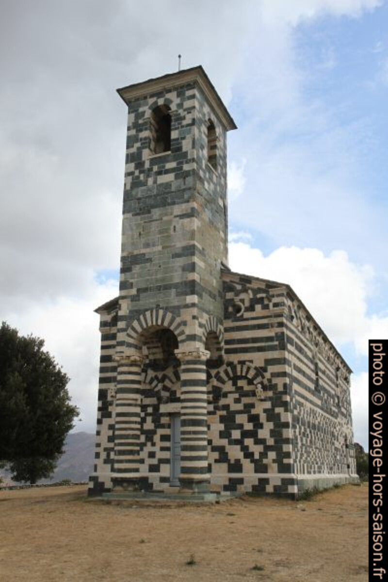 Façade principale de l'église San Michele de Murato. Photo © Alex Medwedeff