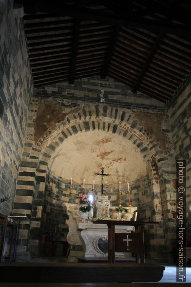 Autel dans l'abside de l'église Saint-Michel de Murato. Photo © Alex Medwedeff