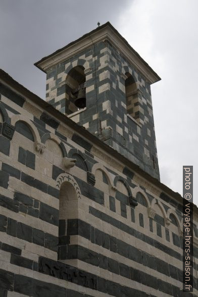 Motifs naïfs et clocher de l'église Saint-Michel de Murato. Photo © Alex Medwedeff