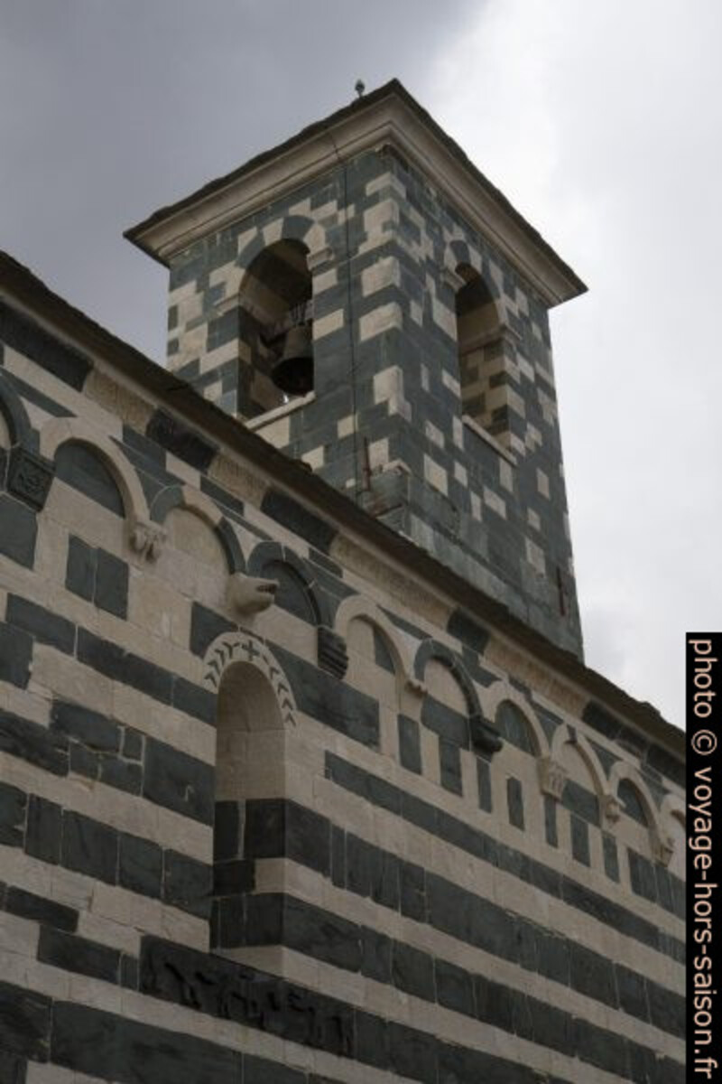 Motifs naïfs et clocher de l'église Saint-Michel de Murato. Photo © Alex Medwedeff