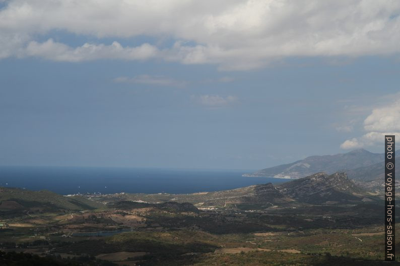 Vue de Saint-Michel de Murato vers le Golfe de St. Florent. Photo © Alex Medwedeff