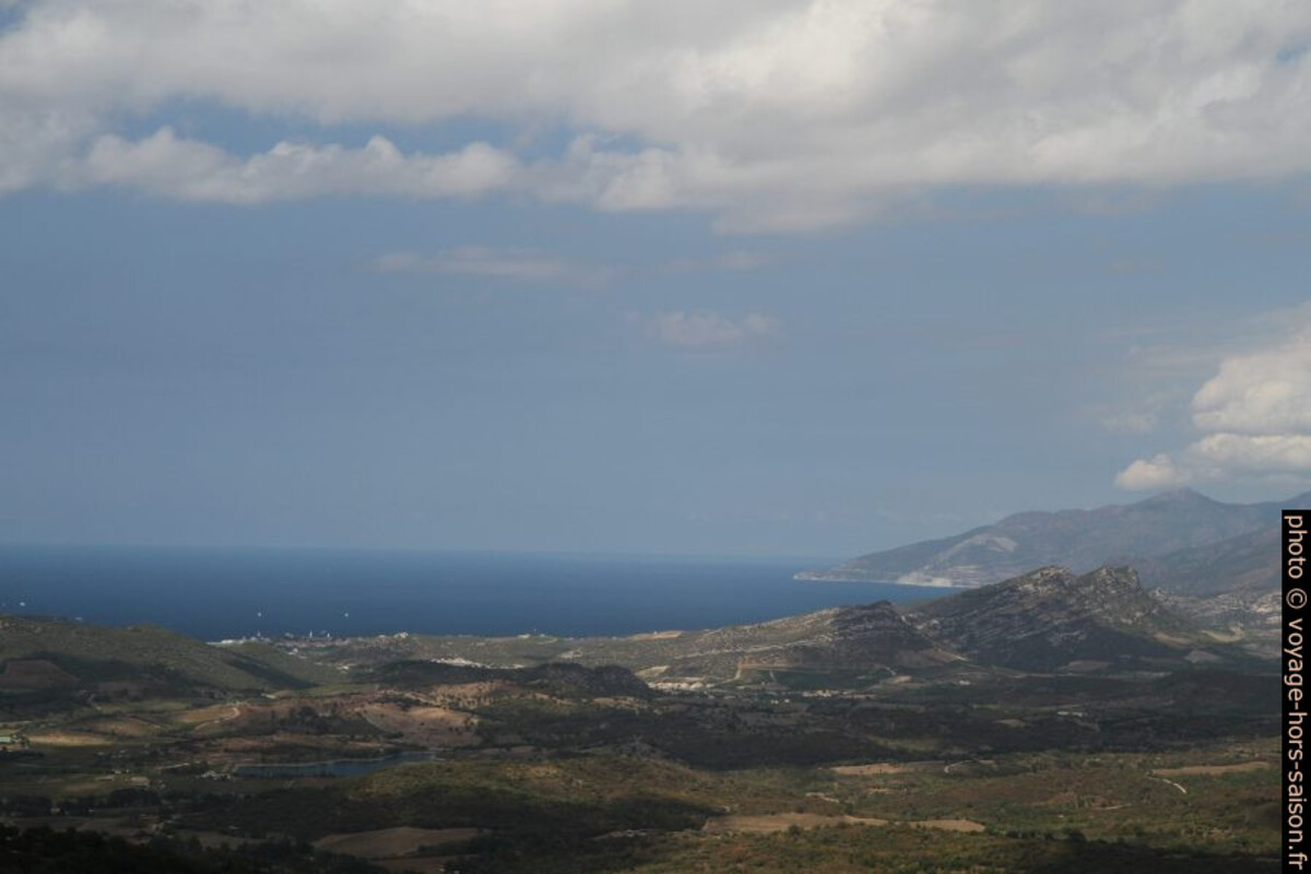 Vue de Saint-Michel de Murato vers le Golfe de St. Florent. Photo © Alex Medwedeff