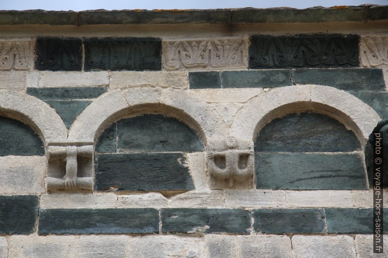 Motifs naïfs d’une façade latérale de l’église Saint-Michel de Murato. Photo © André M. Winter