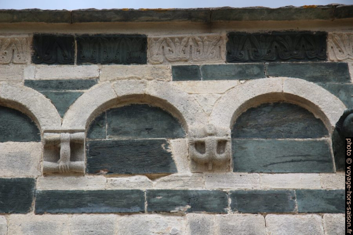 Motifs naïfs d’une façade latérale de l’église Saint-Michel de Murato. Photo © André M. Winter