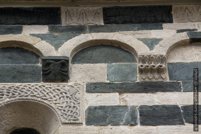 Motifs naïfs d’une façade latérale de l’église Saint-Michel de Murato. Photo © André M. Winter