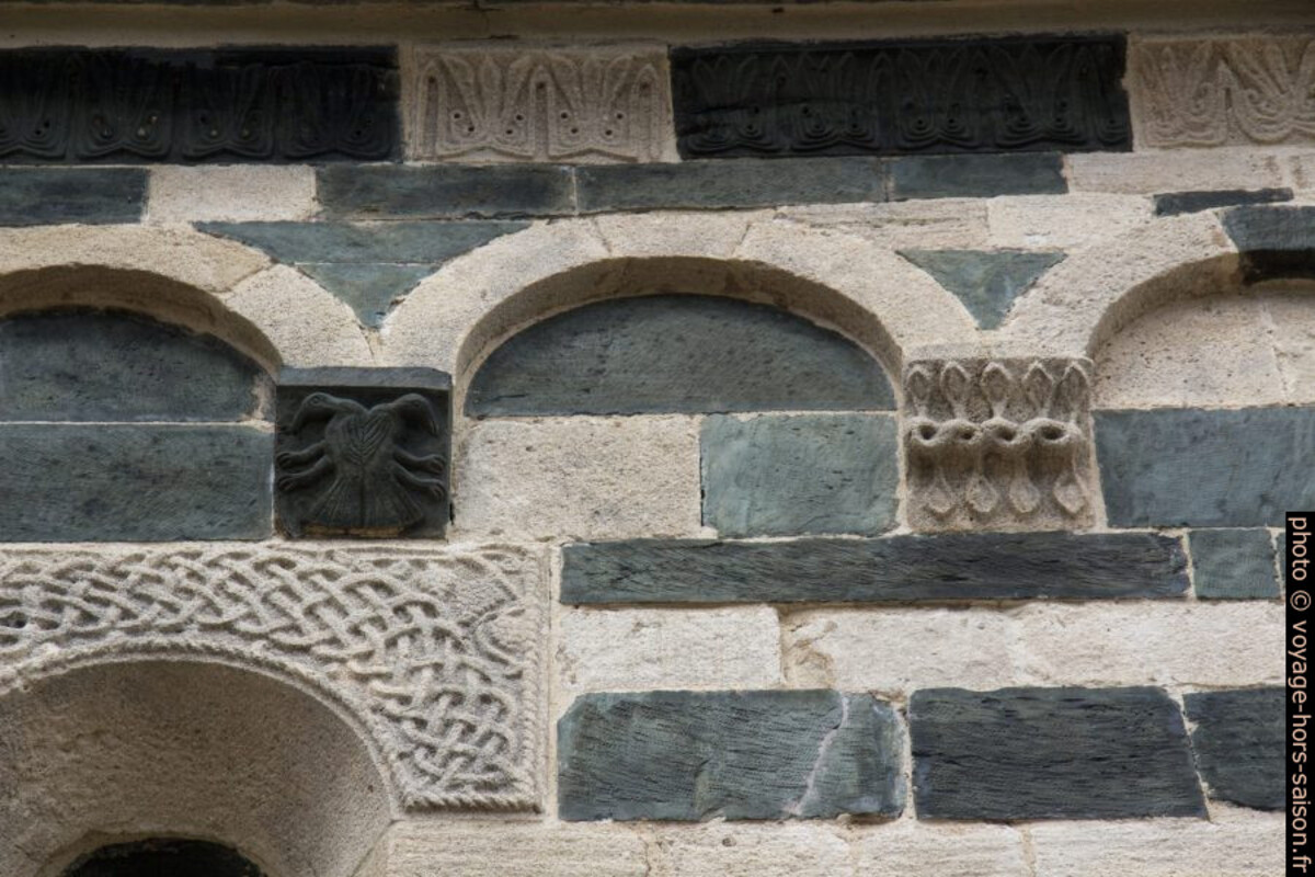 Motifs naïfs d’une façade latérale de l’église Saint-Michel de Murato. Photo © André M. Winter