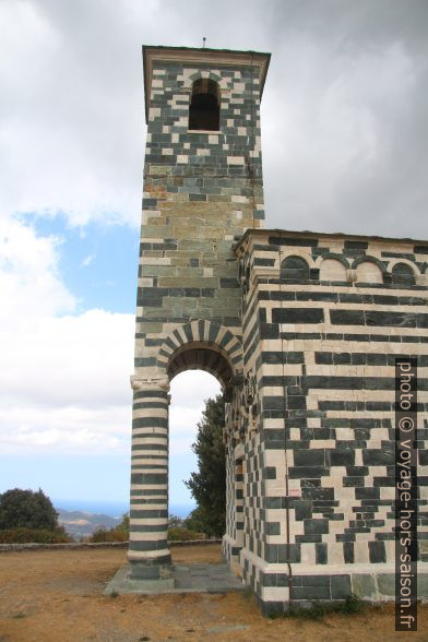 Clocher-porche soutenu par deux piliers de l'église San Michele de Murato. Photo © André M. Winter