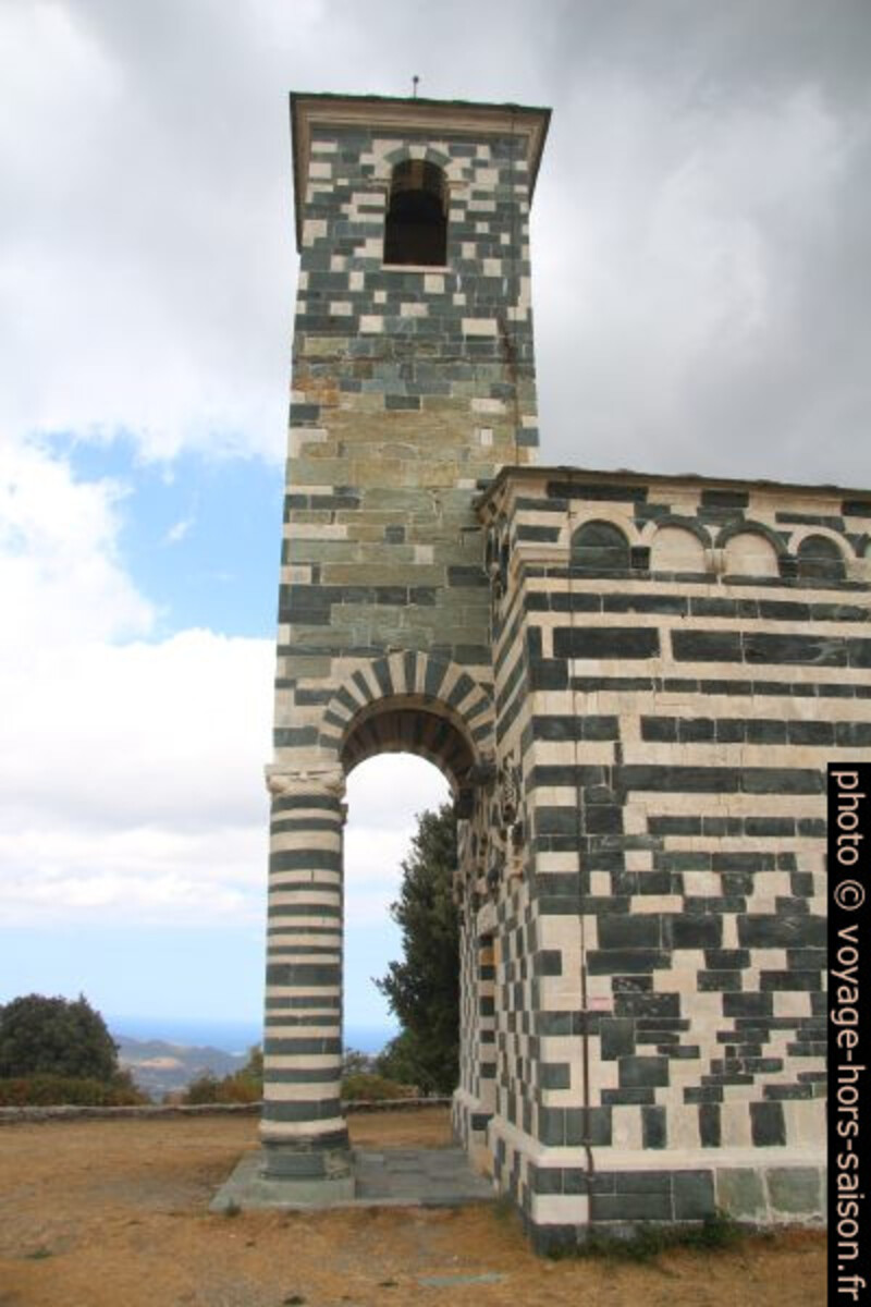 Clocher-porche soutenu par deux piliers de l'église San Michele de Murato. Photo © André M. Winter