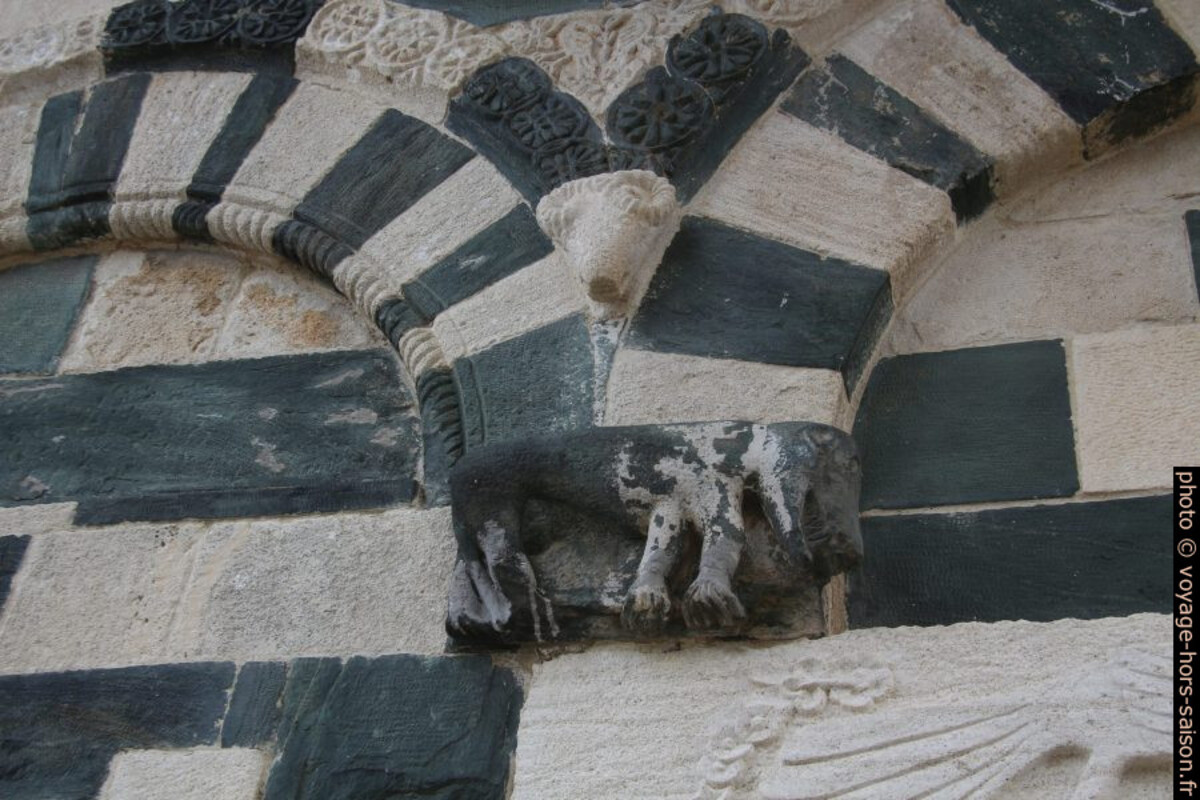 Motifs naïfs de la façade principale de l’église Saint-Michel de Murato. Photo © André M. Winter
