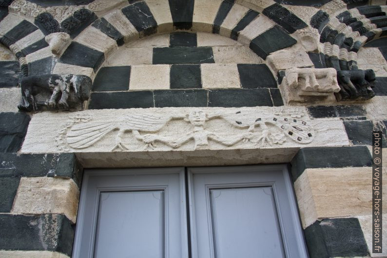 Linteau de la porte principale de l’église Saint-Michel de Murato. Photo © André M. Winter