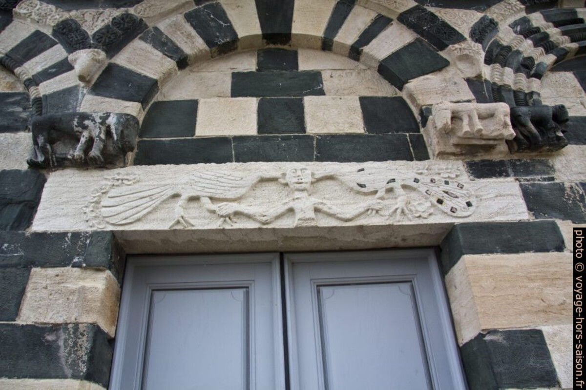 Linteau de la porte principale de l’église Saint-Michel de Murato. Photo © André M. Winter