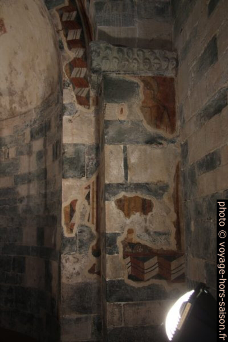Restes de fresques dans l'église Saint-Michel de Murato. Photo © André M. Winter