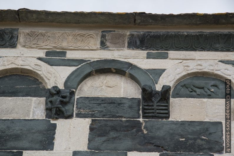 Motifs naïfs sur la façade latérale de l'église Saint-Michel de Murato. Photo © André M. Winter