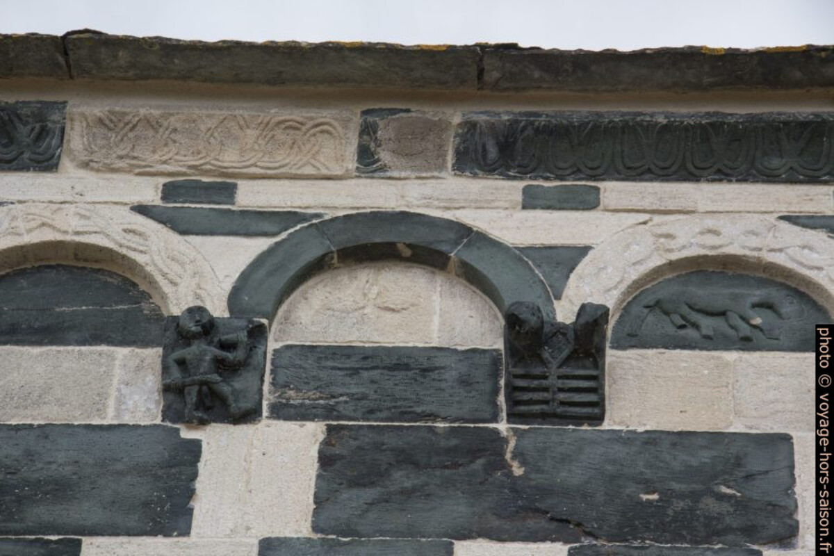 Motifs naïfs sur la façade latérale de l'église Saint-Michel de Murato. Photo © André M. Winter