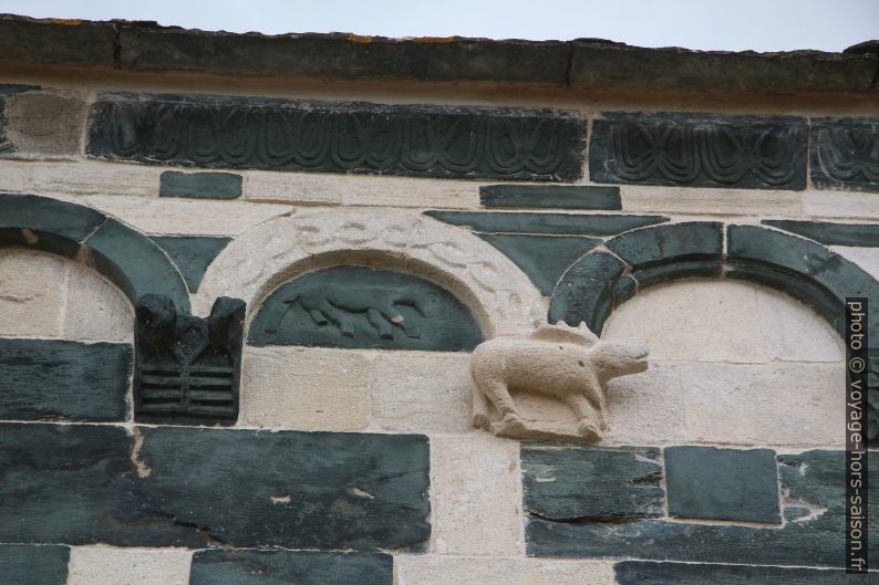 Motifs naïfs sur la façade latérale de l'église Saint-Michel de Murato. Photo © André M. Winter