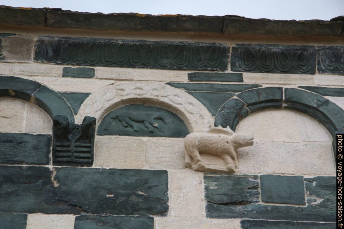 Motifs naïfs sur la façade latérale de l'église Saint-Michel de Murato. Photo © André M. Winter