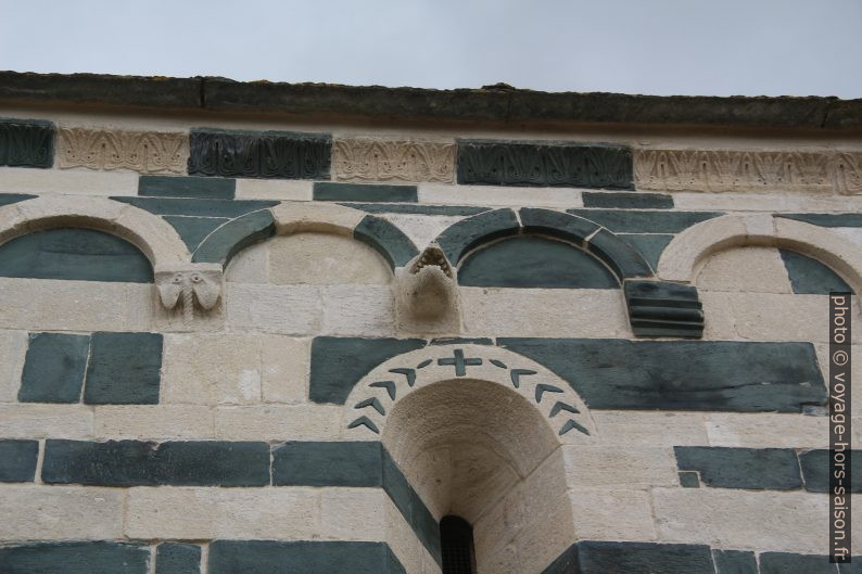 Motifs naïfs sur la façade latérale de l'église Saint-Michel de Murato. Photo © André M. Winter