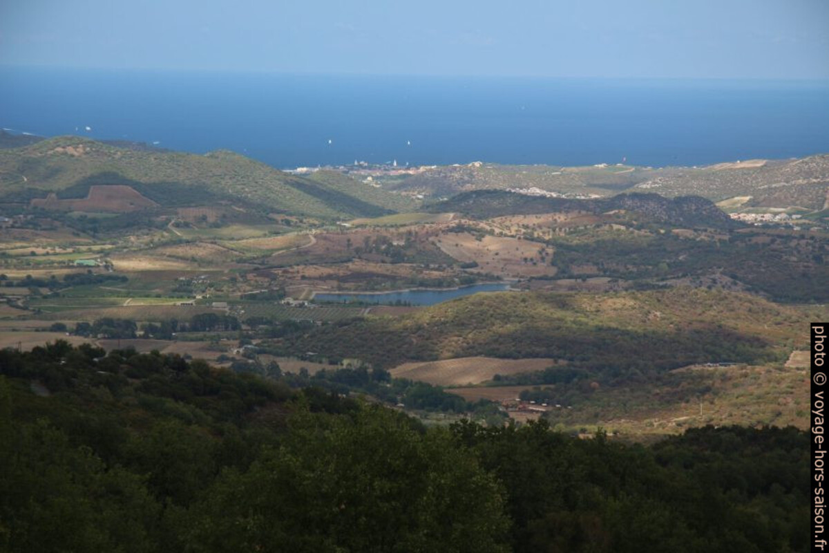 Vue de Saint-Michel de Murato par dessus le Lac de Padula. Photo © André M. Winter
