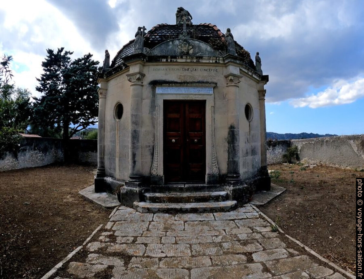 Chapelle mortuaire en face de la Cathédrale du Nebbio. Photo © André M. Winter
