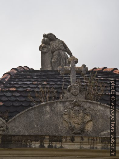 Sculpture sur la chapelle mortuaire. Photo © Alex Medwedeff