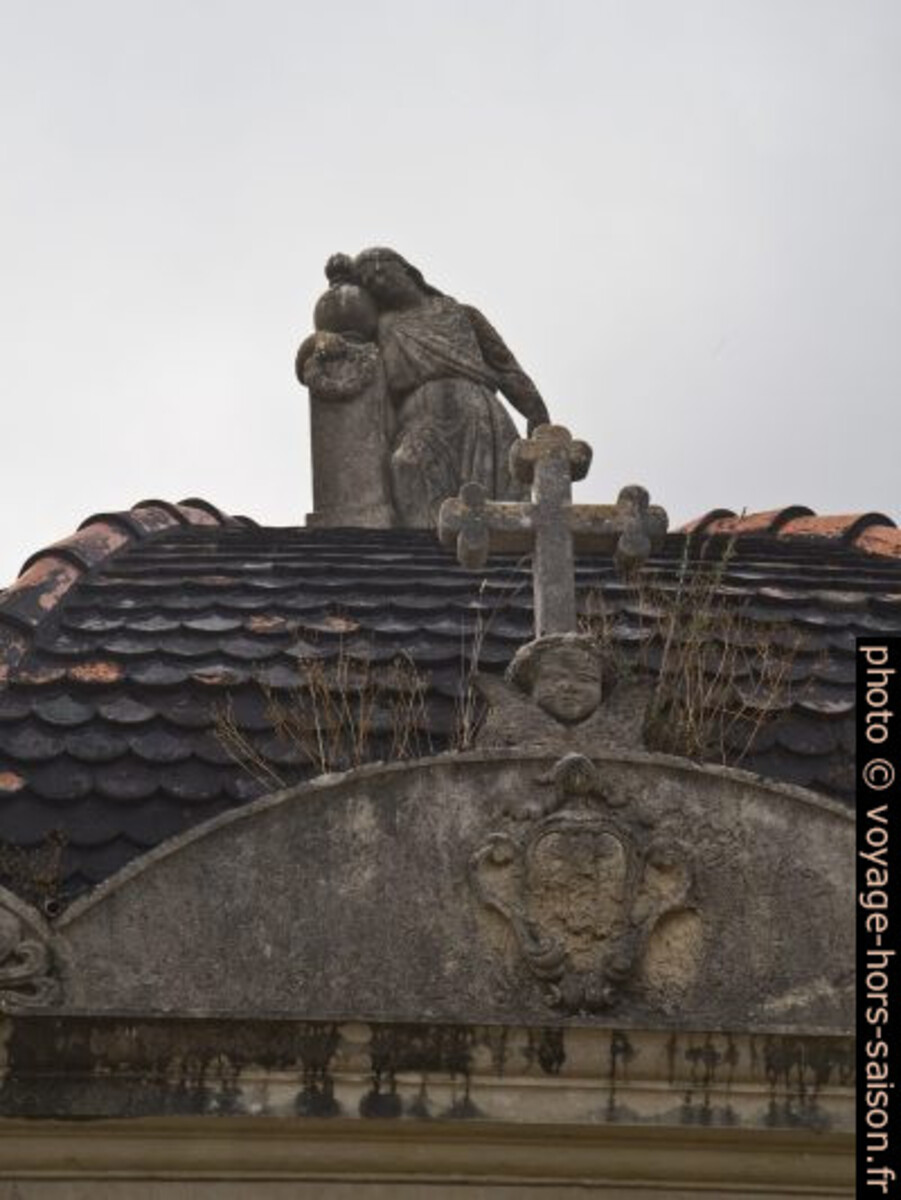 Sculpture sur la chapelle mortuaire. Photo © Alex Medwedeff