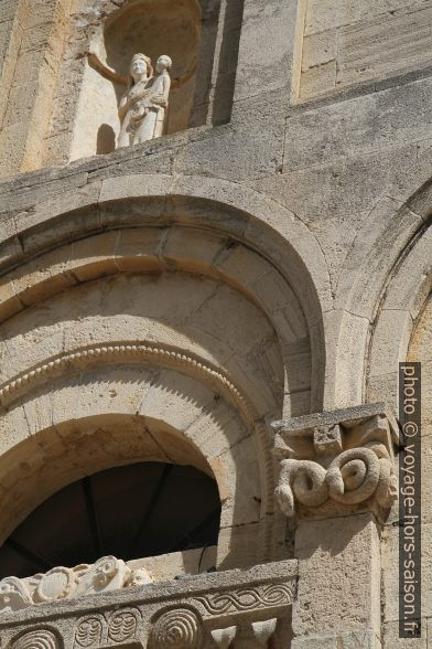 Détail de la façade de la Cathédrale du Nebbio. Photo © Alex Medwedeff
