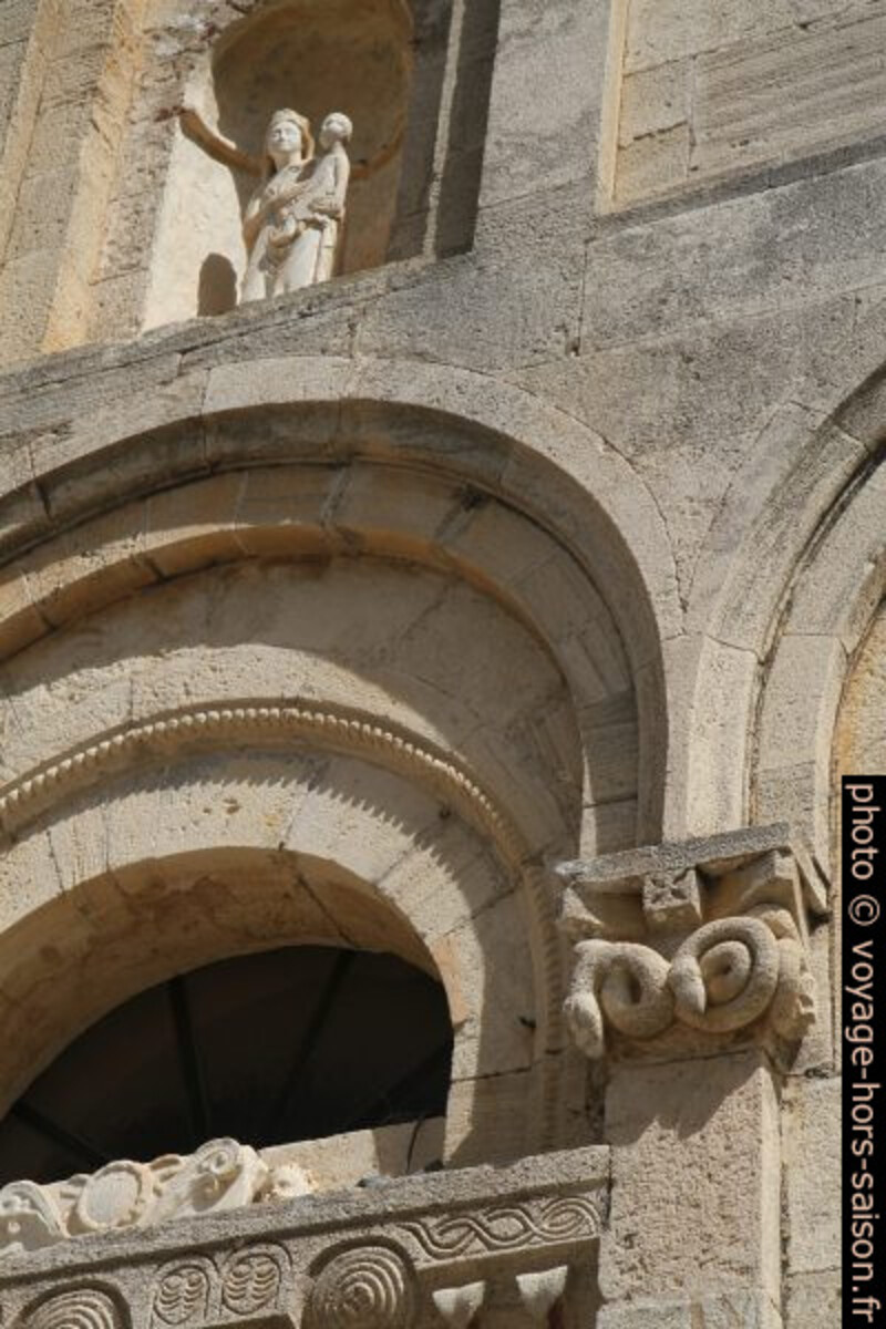 Détail de la façade de la Cathédrale du Nebbio. Photo © Alex Medwedeff