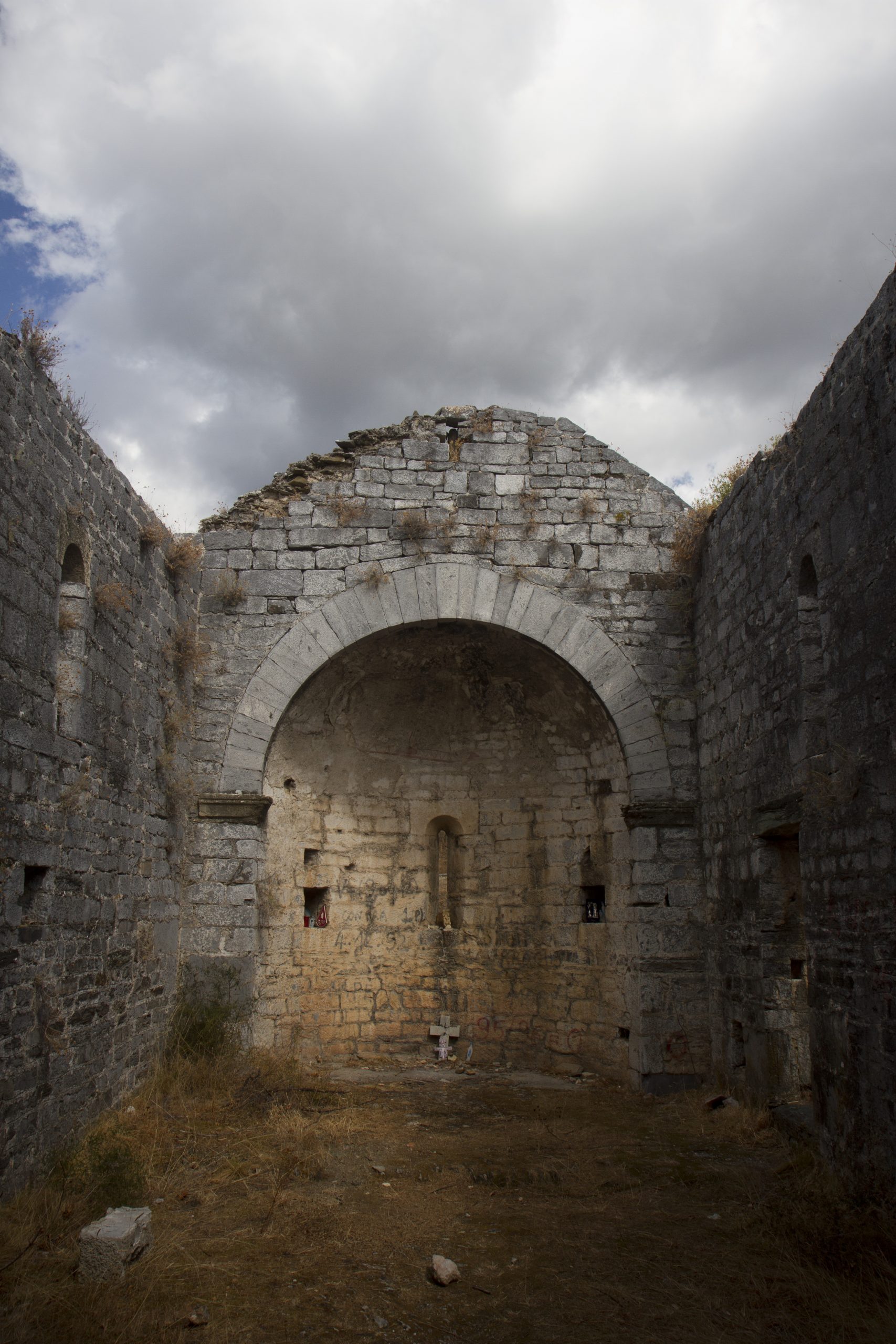Abside en cul-de-four de la Chapelle San Quilico. Photo © Alex Medwedeff