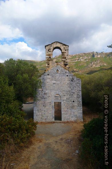 Façade principale de la Chapelle San Quilico. Photo © André M. Winter