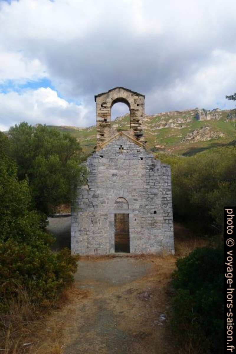 Façade principale de la Chapelle San Quilico. Photo © André M. Winter