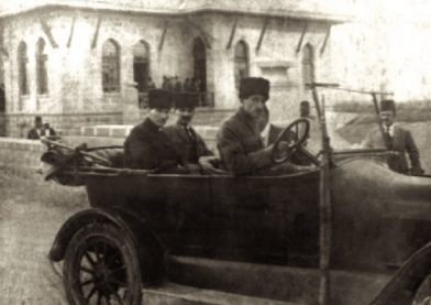 Kémal Mustapha en voiture à Ankara en juillet 1922