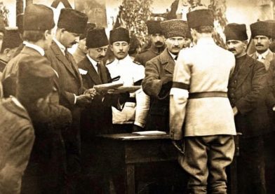 Mustapha Kémal remet des prix aux vainqueurs des courses de chevaux à l'hippodrome d'Ankara l e30 octobre 1920