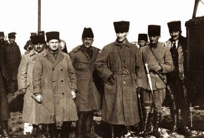 Mustafa Kémal Pasha lors d’inspections à Eskişehir sur le front occidental le 4 décembre 1920