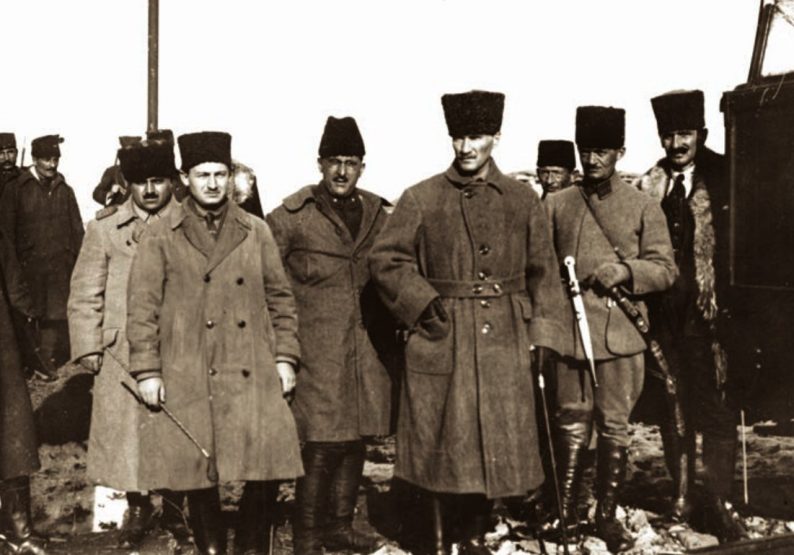Mustafa Kémal Pasha lors d’inspections à Eskişehir sur le front occidental le 4 décembre 1920