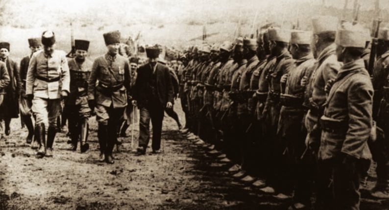 Mustapha Kémal inspecte des troupes à İzmit en juin 1922