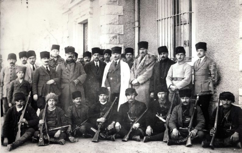 Çerkez Ethem, ses guerriers circassiens et Mustapha Kémal à la gare le menant à la rébellion de Yozgat en juin 1920
