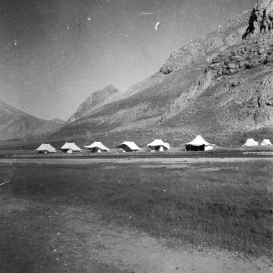 Le camp de tentes dans la Vallée du Lar. Photo par Annemarie Schwarzenbach