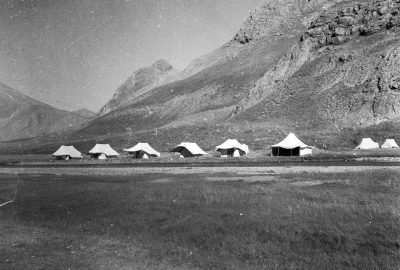 Le camp de tentes dans la Vallée du Lar. Photo par Annemarie Schwarzenbach